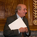 Image of Journalist Tony Mauro looking off-camera after taking questions about the U.S. Supreme Court following an October 2009 Forum on the Law lecture.
